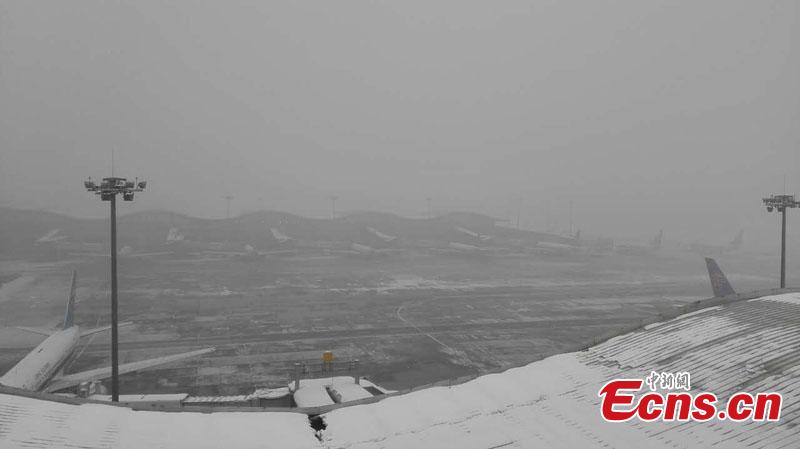 7,000 passengers stranded for freezing fog in Urumqi(1/4)