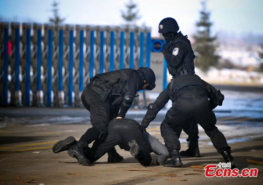 Xinjiang police drill for winter games (1/10)