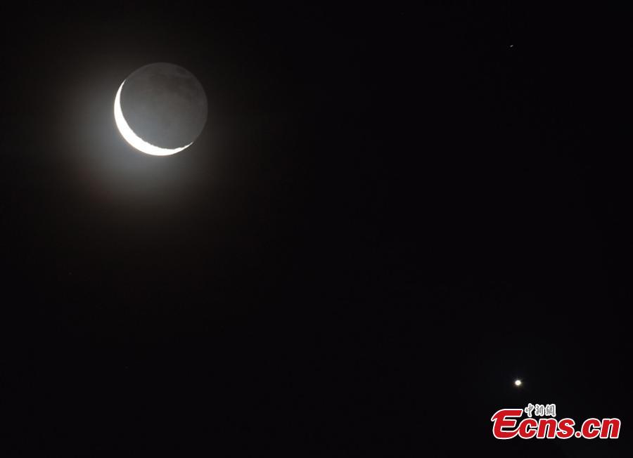 Moon hugs Venus(1/2)