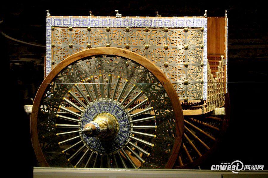 Thousand-year-old luxury carriage opens to public in NW China(1/9)