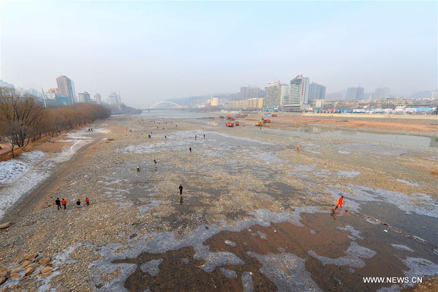 Water level of Lanzhou section of Yellow River falls(1/6)