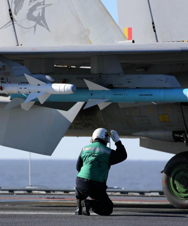 Getting close to the crew on China's aircraft carrier(1/11)