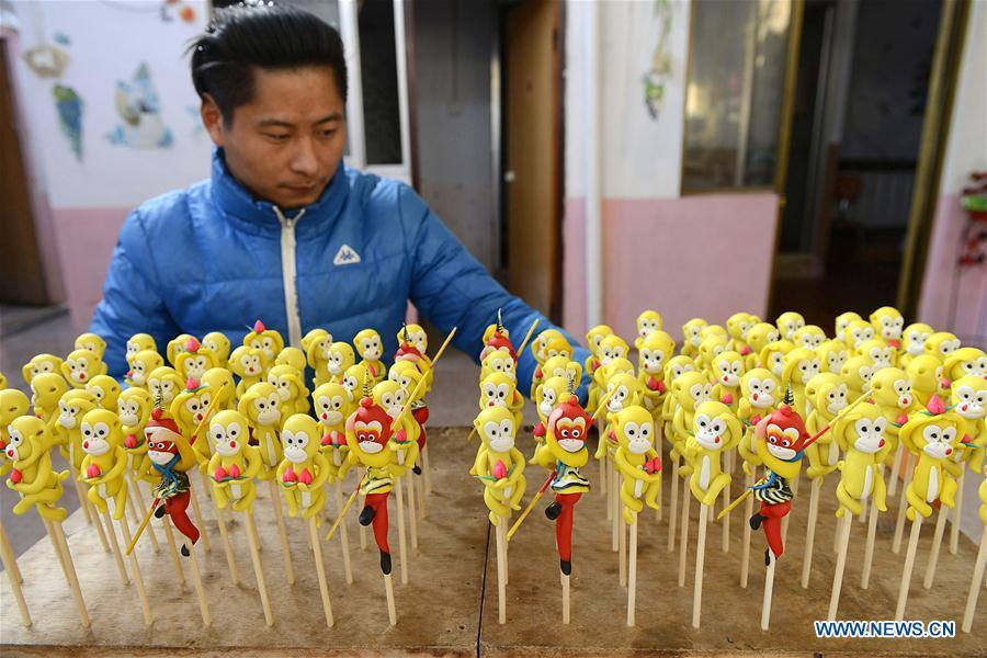 Monkey-shaped dough figurines made to greet Year of Monkey(1/3)
