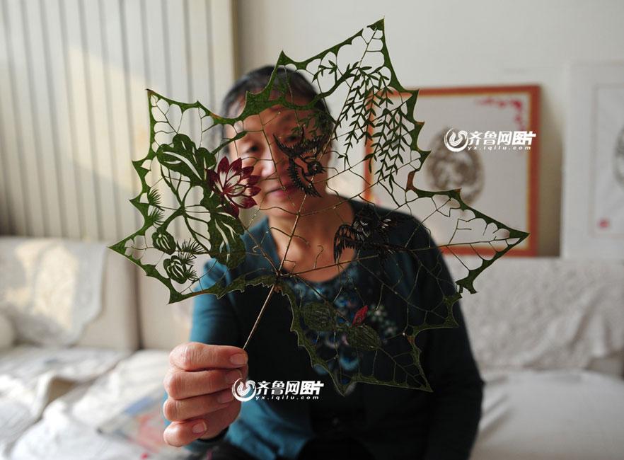 Creating a big world through leaf carving (1/11)