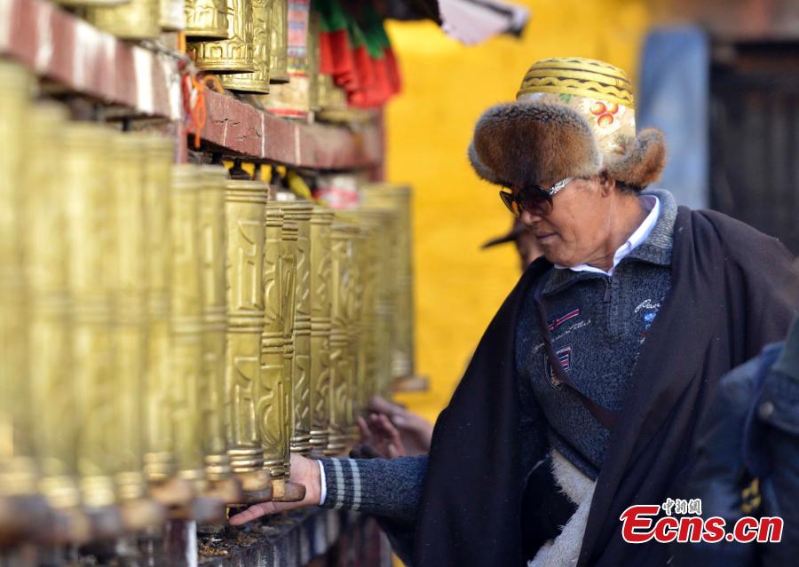 Winter pilgrimage on the way in Lhasa(1/8)