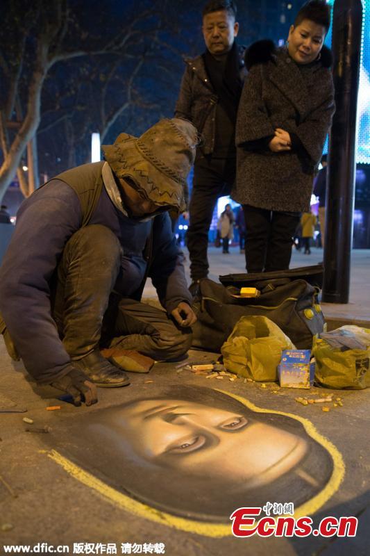 Beggar spends hours drawing Mona Lisa with chalk(1/3)