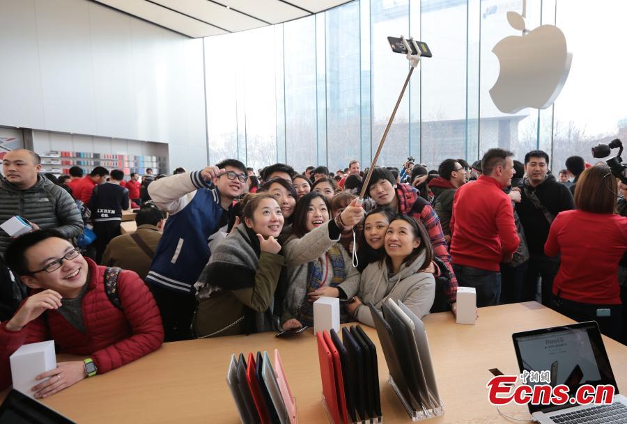 Nanjing's 2nd Apple Store goes into business(1/1)