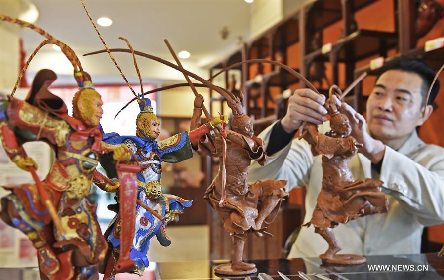 Folk artist makes sculptures of Monkey King to greet Chinese Lunar New Year(1/4)