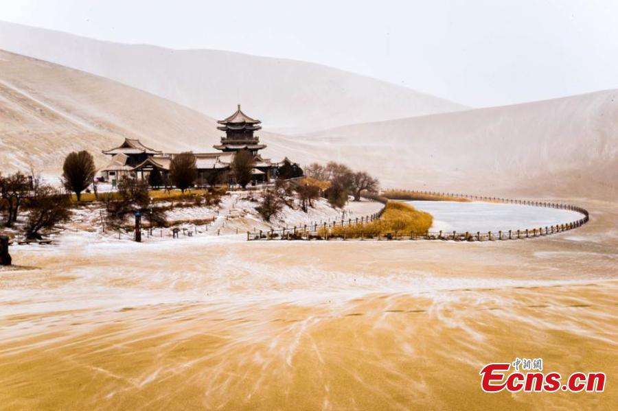 Silk Road city Dunhuang hit by snow(1/3)