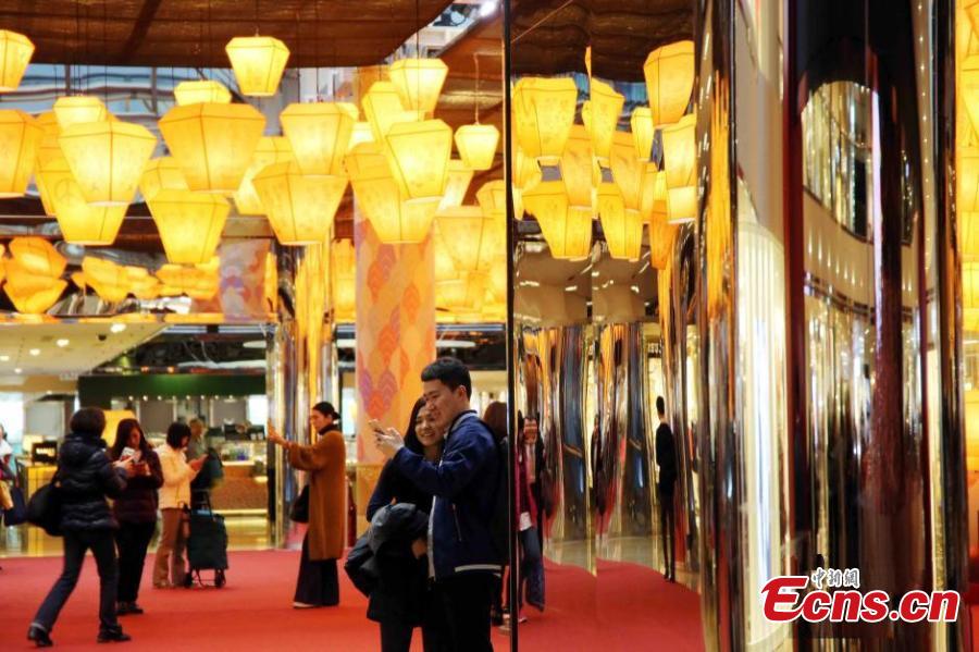 Hong Kong displays sky lanterns for Spring Festival(1/3)