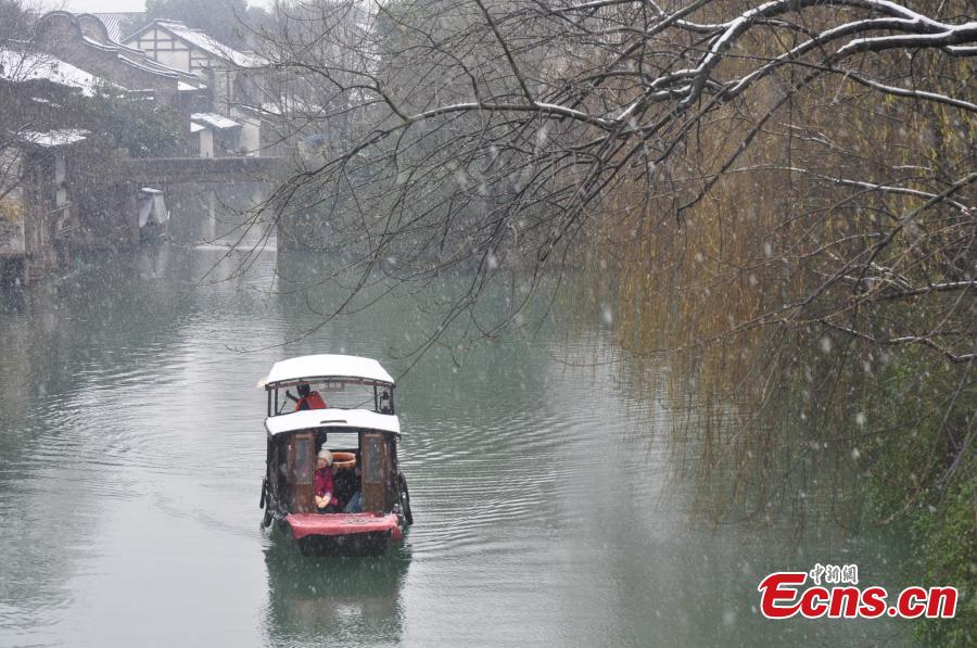 Snowfall adds charm to riverside town Wuzhen (1/3)