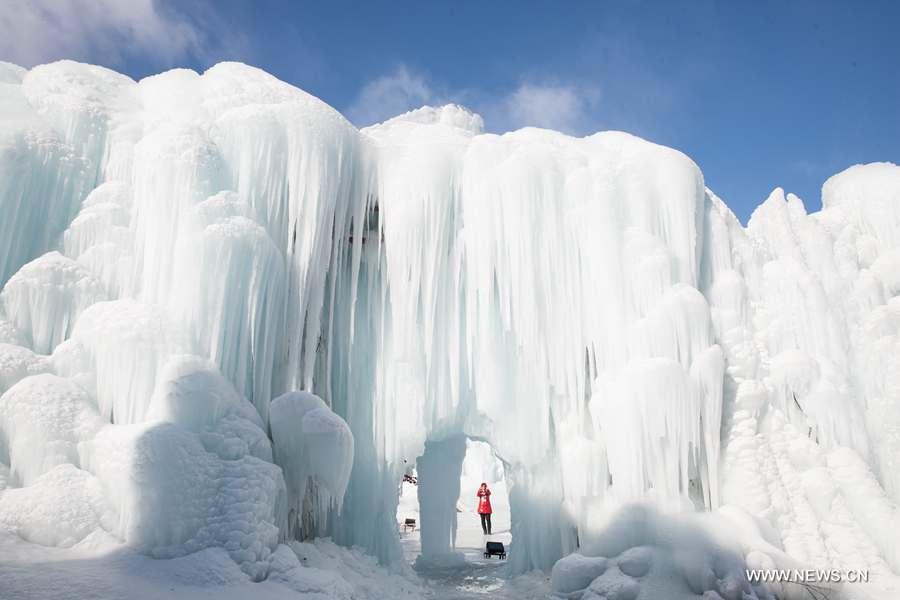Wonders of nature: Frozen waterfall seen in N China (1/7)