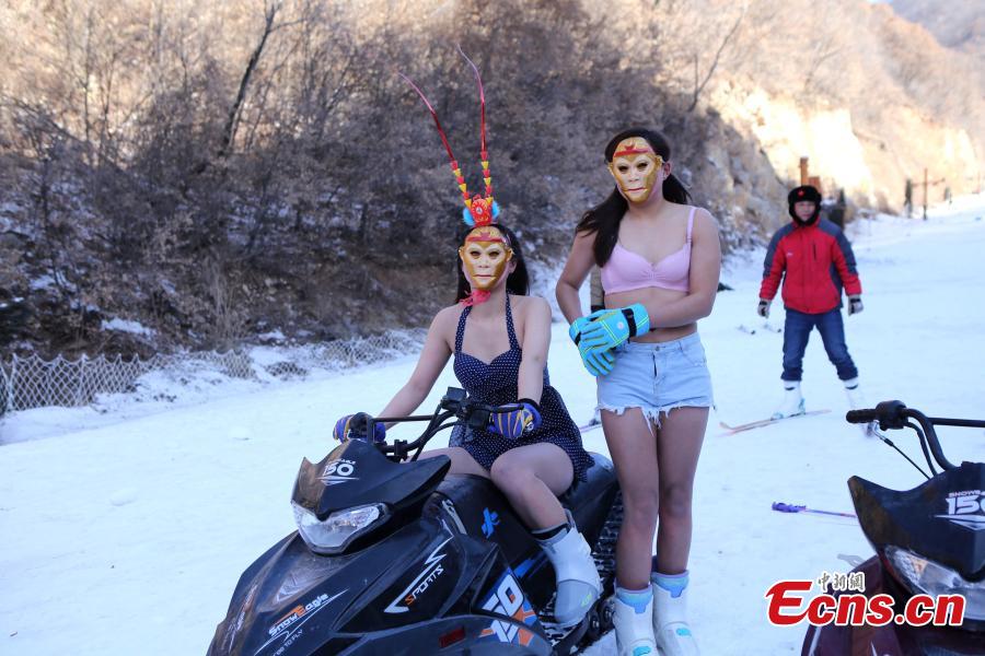 Models brave freezing cold in promotion(1/5)