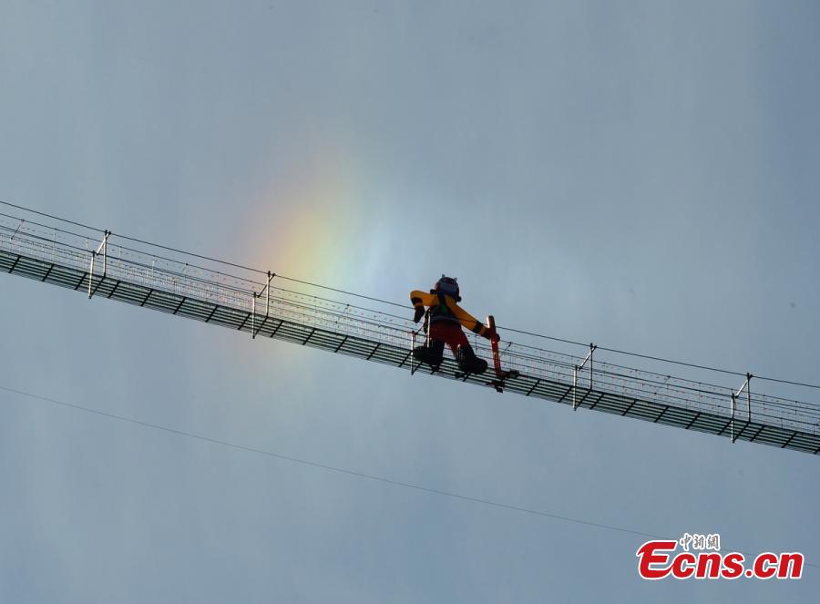 Giant Monkey King greets visitors on glass bridge(1/6)