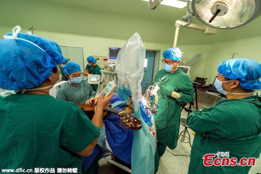 Man plays guitar while having brain surgery(1/3)