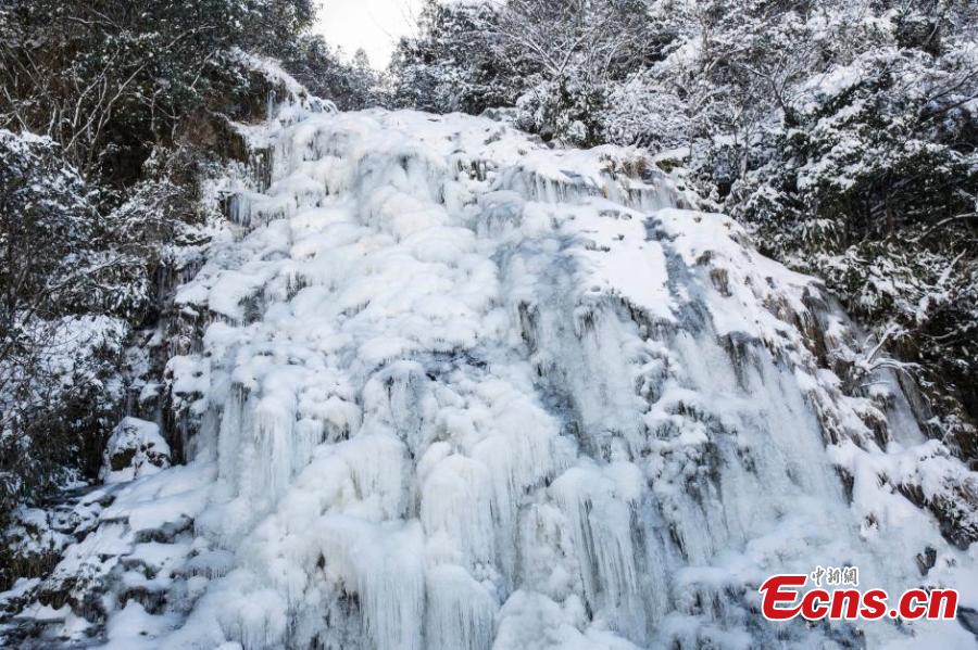 Cold snap brings joy and beauty to south China(1/11)