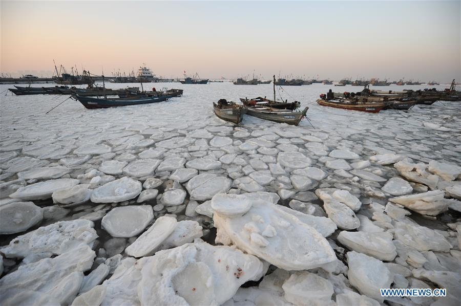 Sea ice traps boats as cold wave sweeps across East China(1/9)