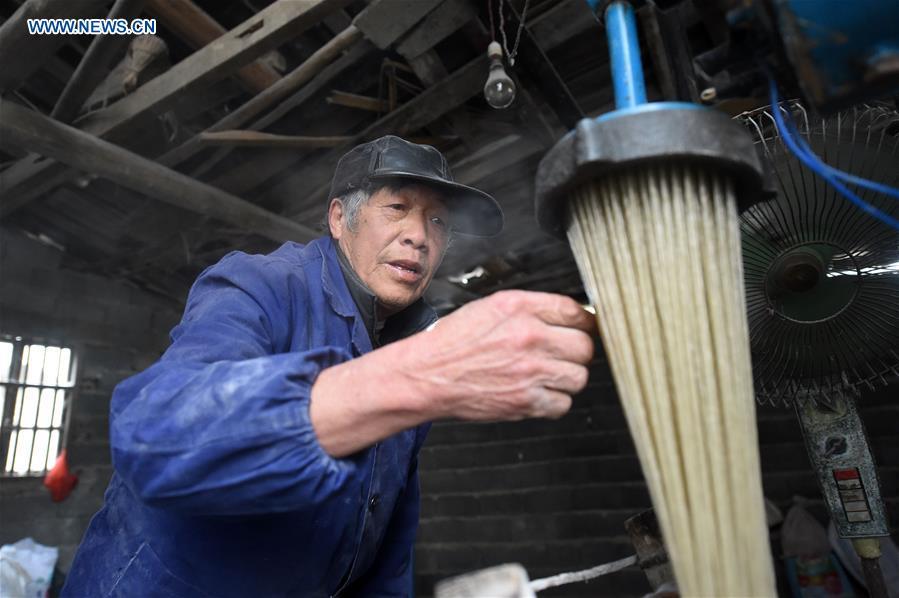 Villagers make sweet potato vermicelli in China's Guangxi(1/5)
