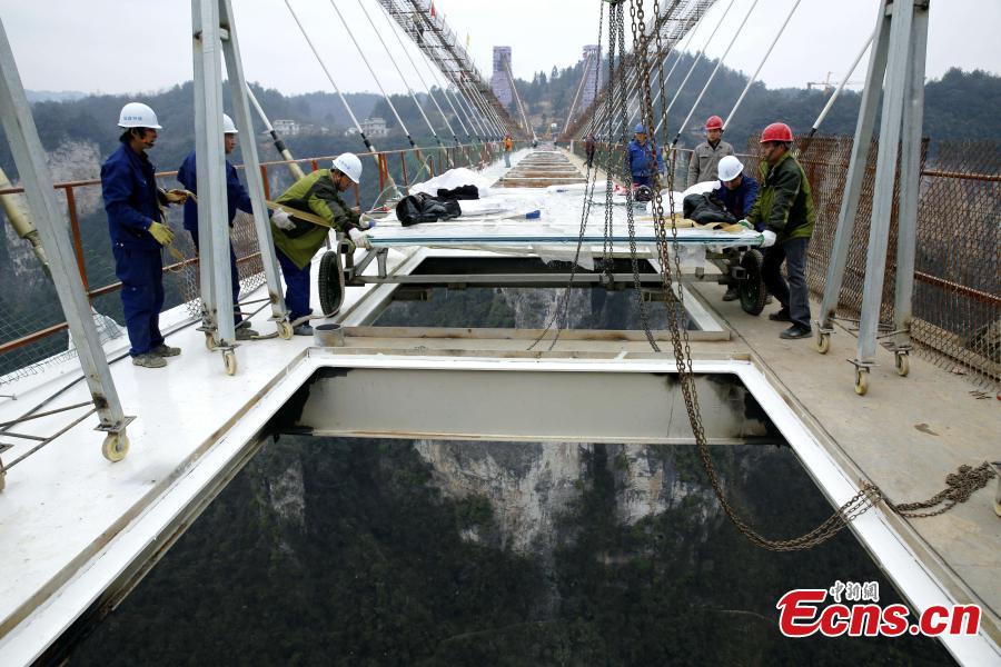 World's highest glass skywalk to open in May (1/6)