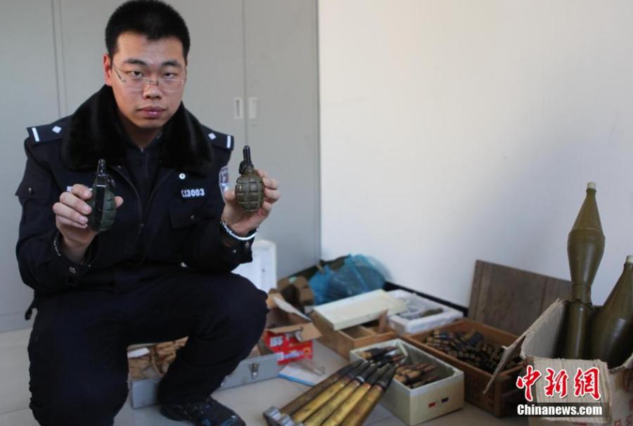 Military enthusiast detained for storing weapons at home(1/3)