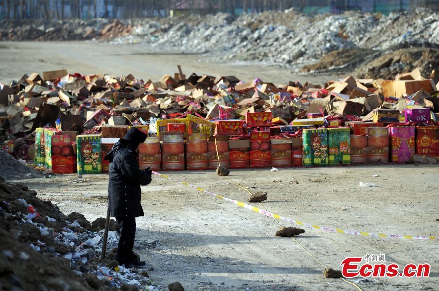 Shenyang destroys thousands of illegal fireworks(1/3)