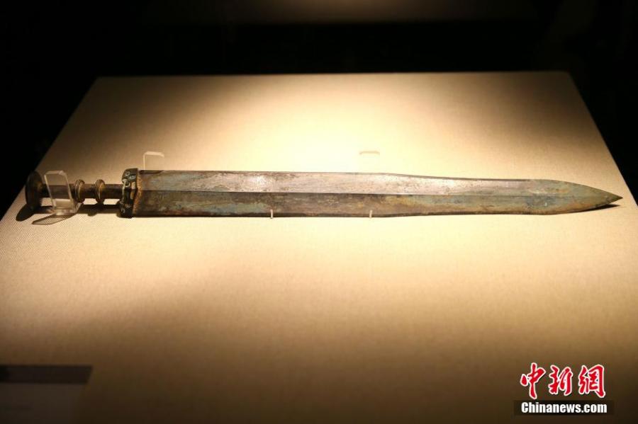 Bronze sword of King Fuchai of Wu shown in Xi'an(1/5)