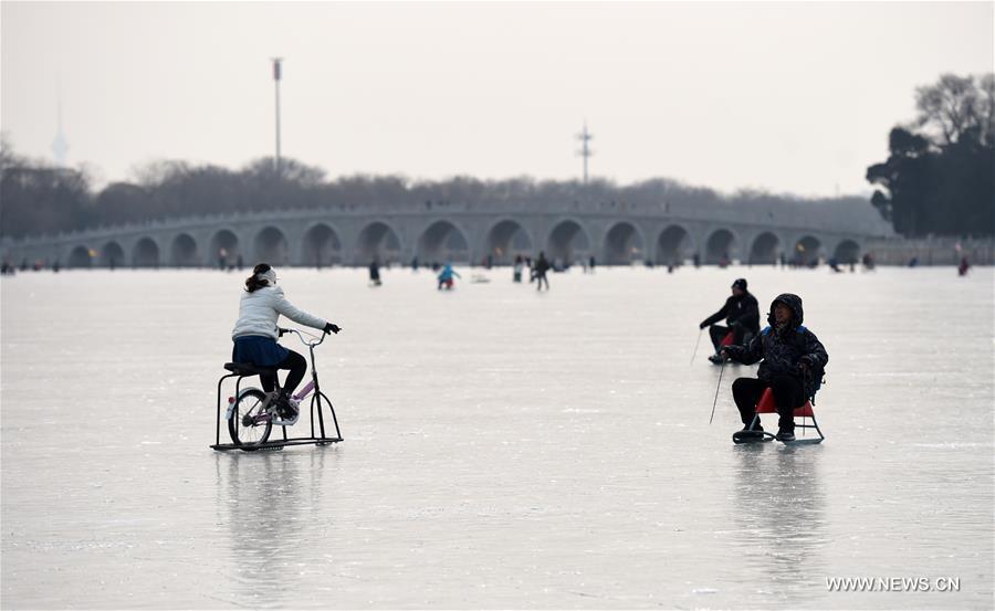 Tourists have fun on Kunming Lake skating rink in Beijing(1/6)