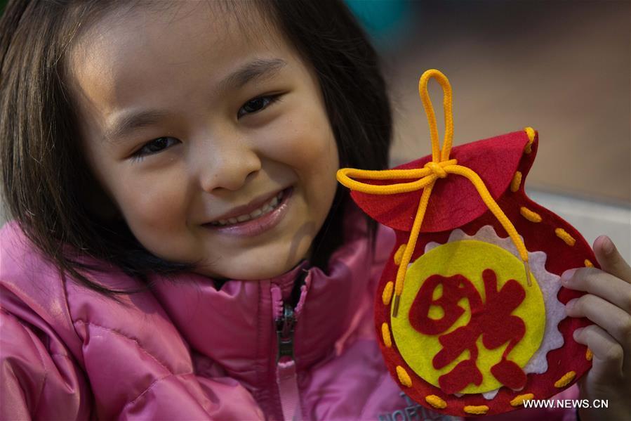 Folk art workshop held for children to greet Spring Festival in Macao (1/4)