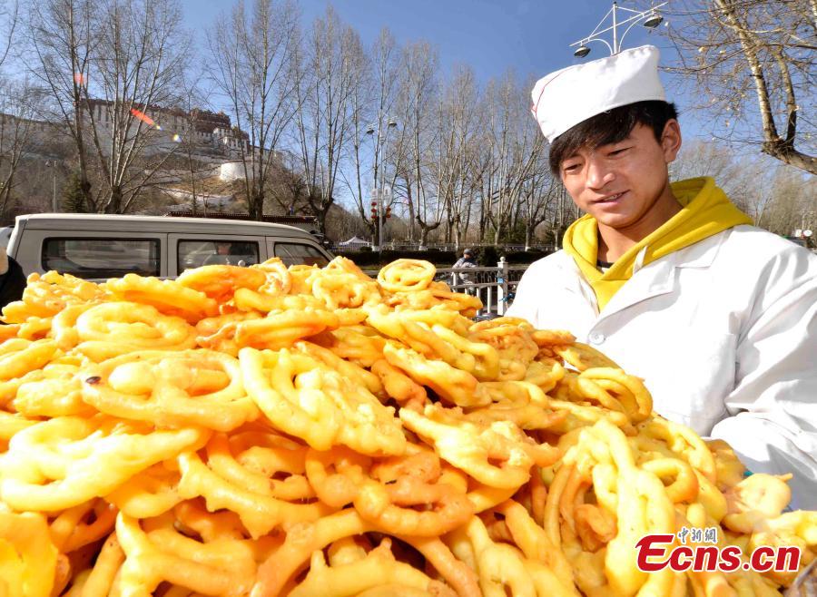 Traditional food 'Kasai' ready for Tibetan New Year(1/7)