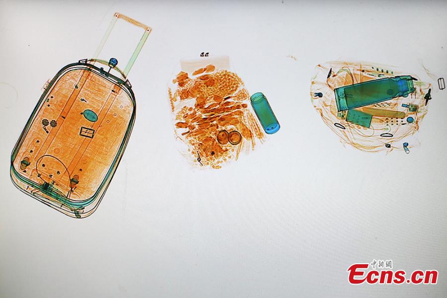Luggages through X-Ray in Spring Festival travel rush (1/9)