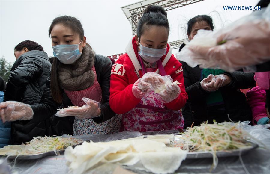 Chinese traditions of making, tasting spring rolls(1/5)
