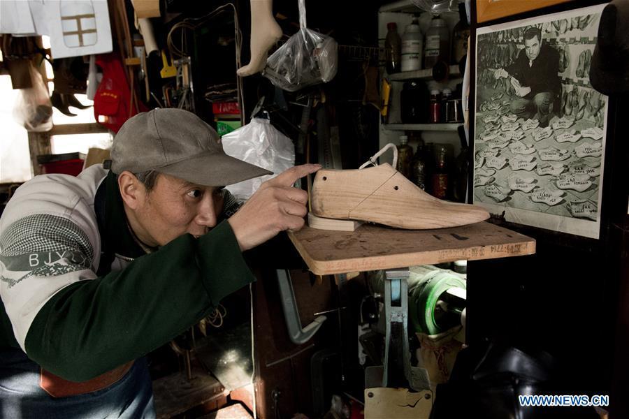 Custom shoemaker treads the path of tradition(1/5)
