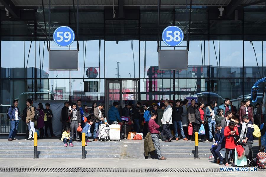 People start to return to work as Spring Festival holiday nearly ends(1/5)