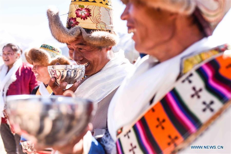 People 'hit the horn' to celebrate Tibetan New Year in Lhasa(1/7)