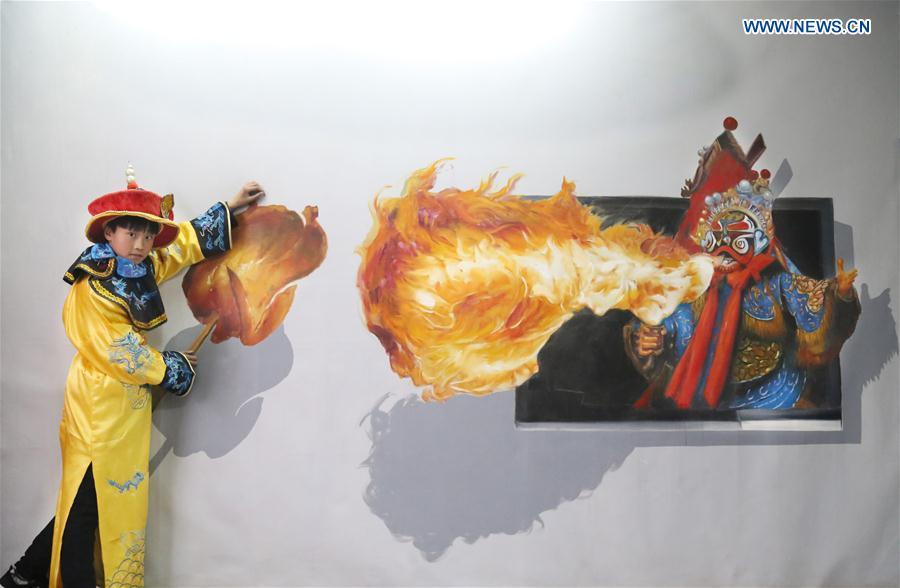 3D painting exhibition attracts tourists in C China(1/5)