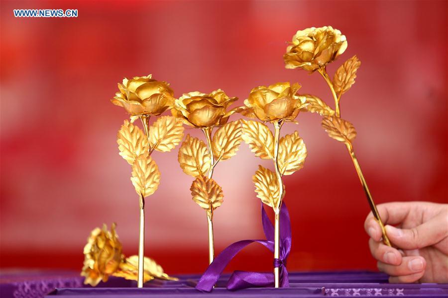Golden roses get popular prior to Valentine's Day, E China(1/6)