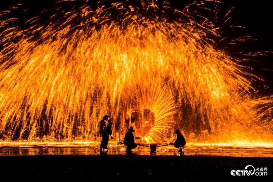 Town shows traditional molten iron fireworks (1/6)