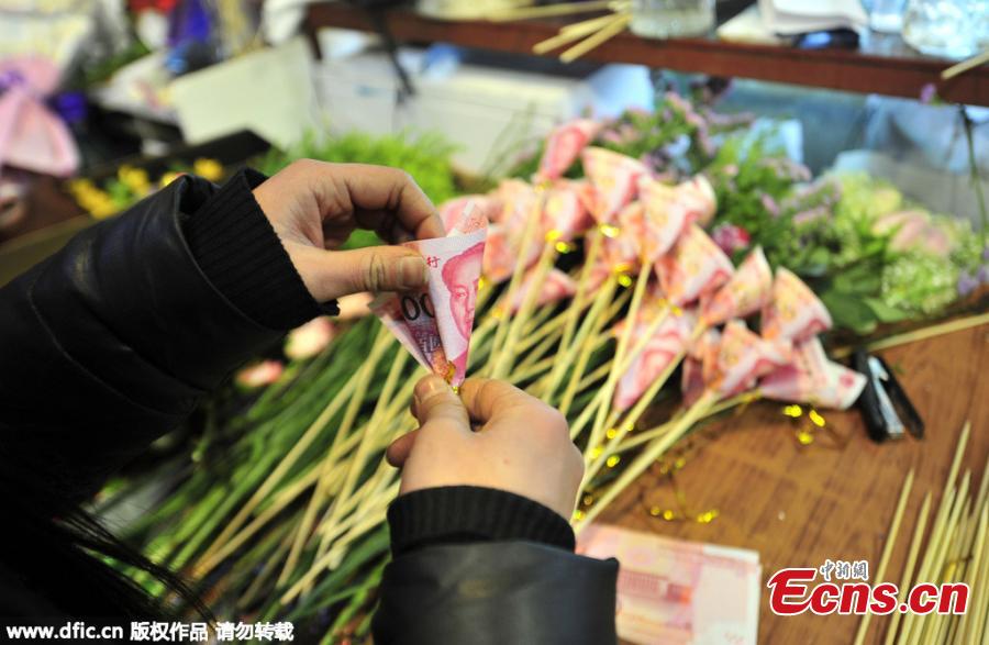 Man makes money-flower for Valentine's Day(1/3)