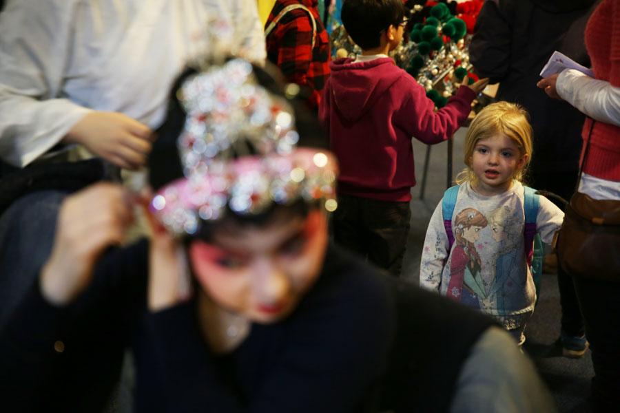 Sichuan opera charms British children(1/7)