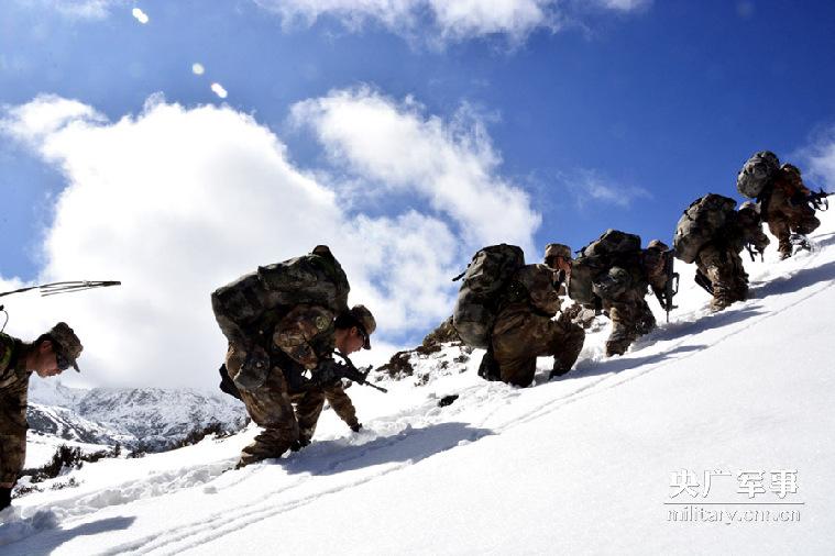 Border defense soldiers conduct routine patrol in deep snow(1/6)