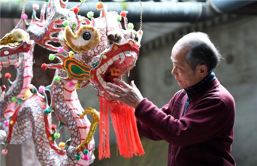 62-year-old artist keeps firecracker dragon lantern burning in Guangxi(1/9)