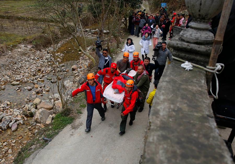 Missing children found safe in nearby village; 5,000 had been searching(1/5)