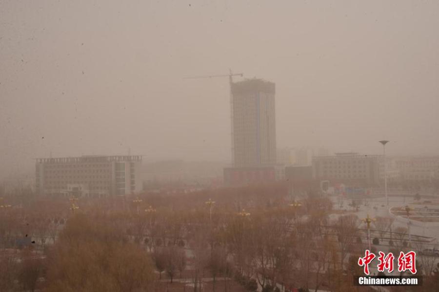 NW China city suffers dusty weather(1/4)
