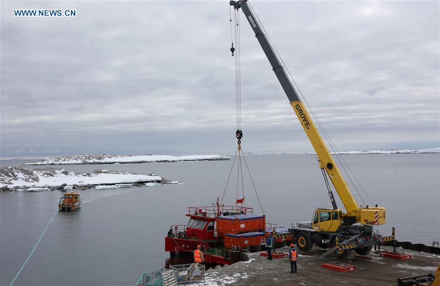 Chinese icebreaker 'Xuelong' arrives at Casey Station(1/4)