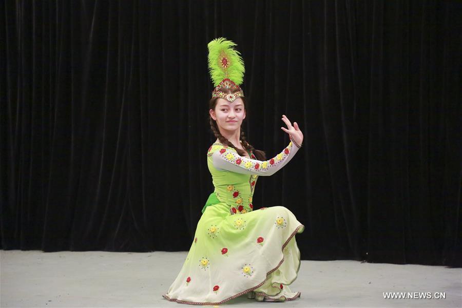 Candidates perform in 2nd examination at Beijing Film Academy(1/8)