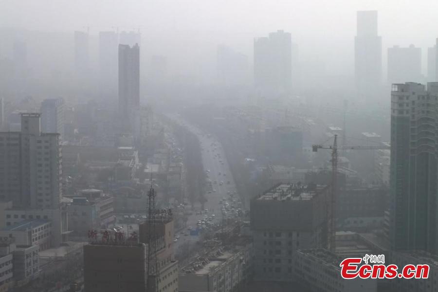 Floating dust plagues Xinjiang city(1/4)
