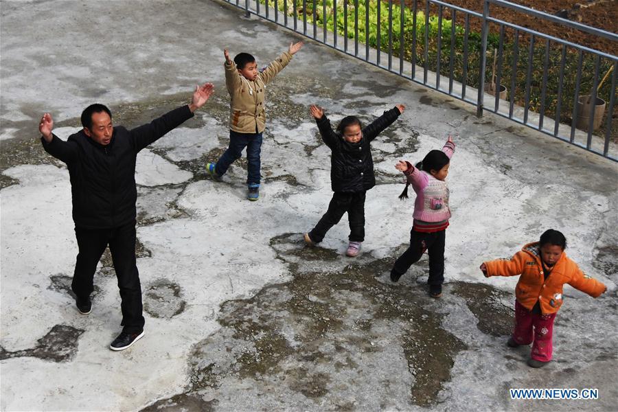 Primary school teacher starts new term for 4 students in SW China(1/7)