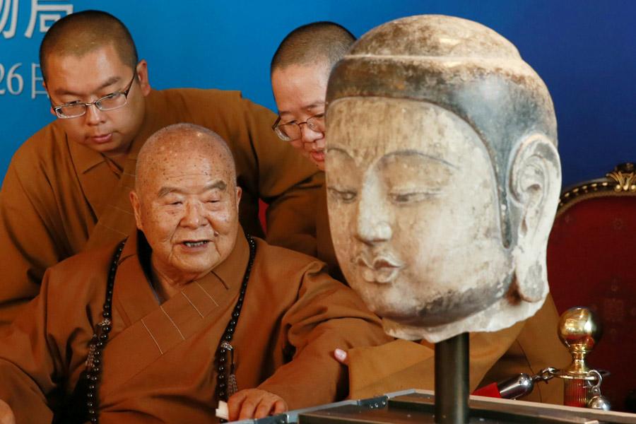 Lost Buddha head statue returns to Chinese mainland after 20 years(2/5)