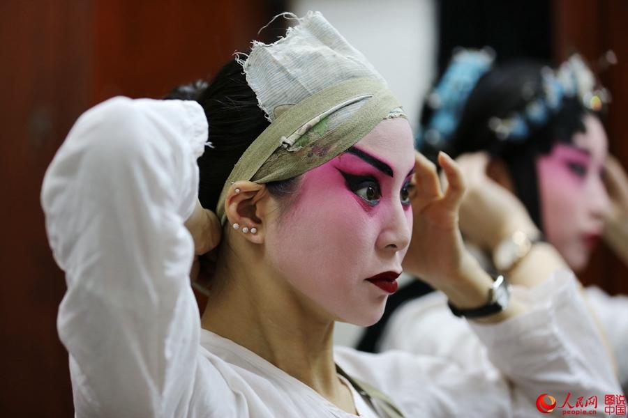 The backstage of a traditional Chinese opera troupe(1/10)