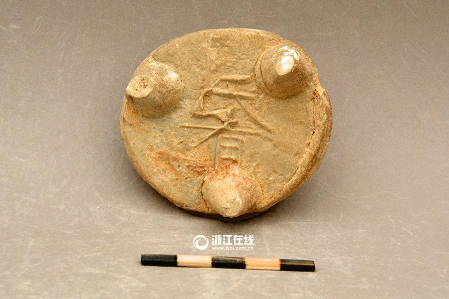New discoveries in Phoenix Mountain kiln site in Zhejiang(1/13)